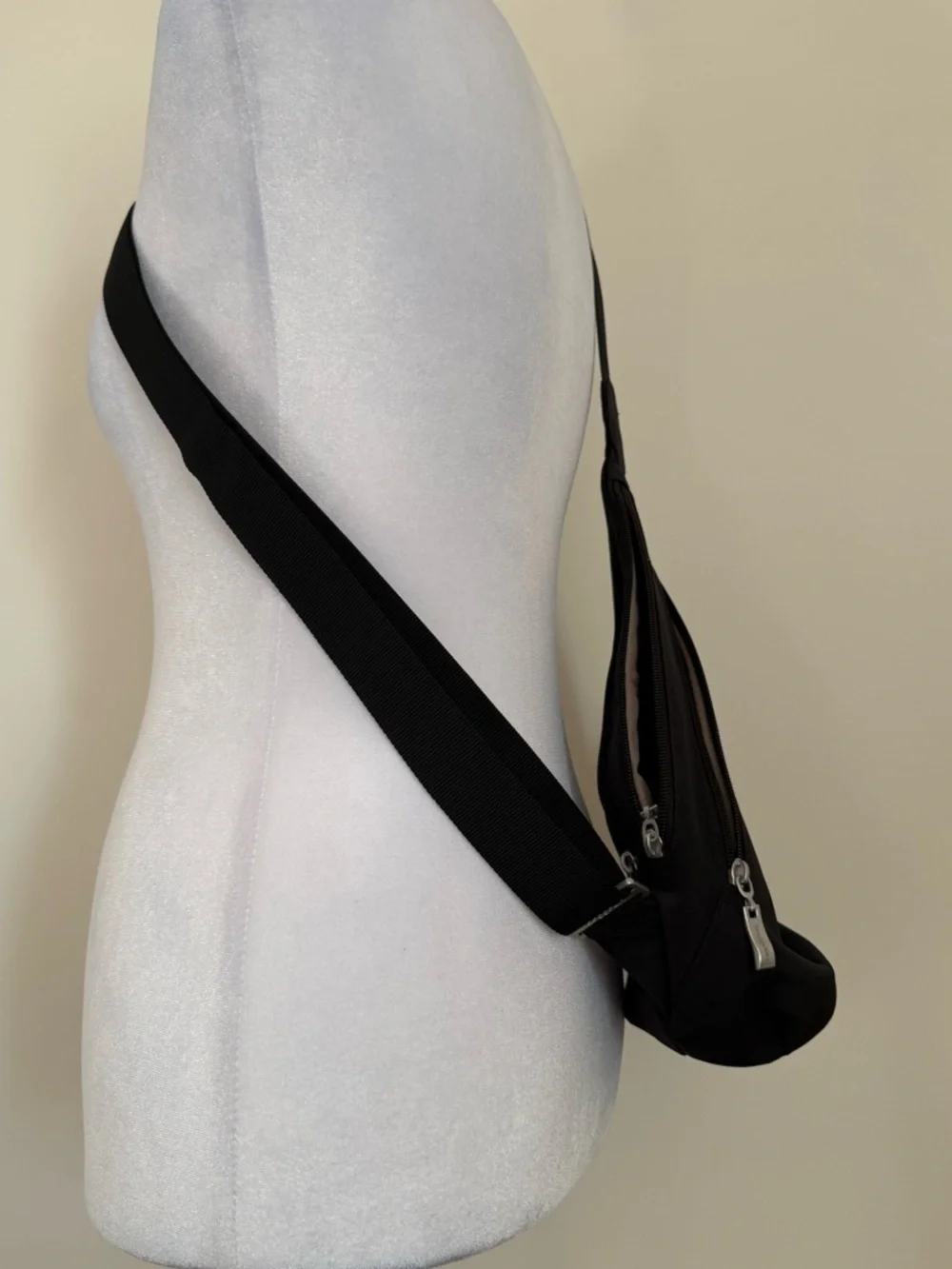 Baggallini Black Sling Mini bag like new - Picture 3 of 11